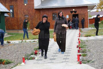 Lumânări și flori, puse de credincioși de la prima ora a dimineții de ieri, la biserica din Lămășeni