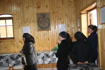 Cinci morți, într-un carnagiu care a distrus trei familii. Sute de oameni îl plâng pe preotul Petru Gavril