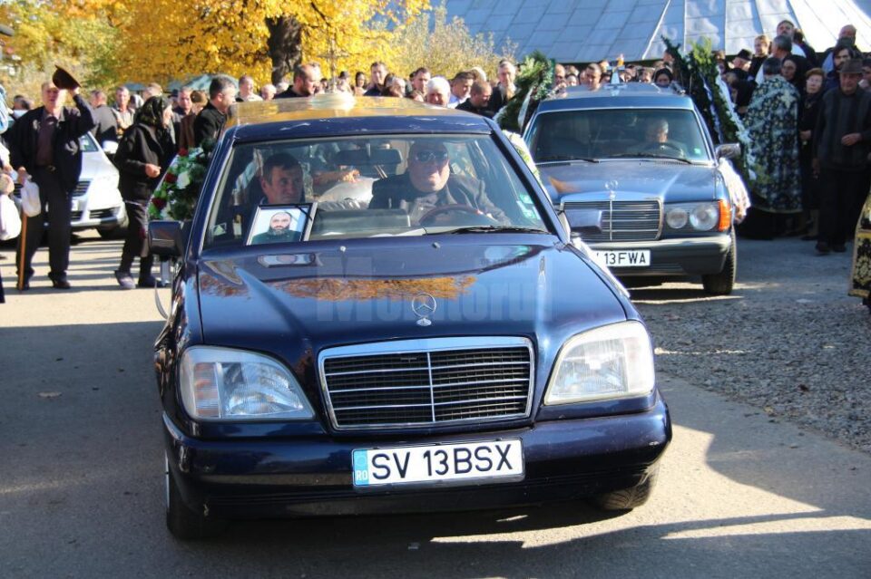 Peste 500 de oameni i-au dus pe cei doi pe ultimul drum