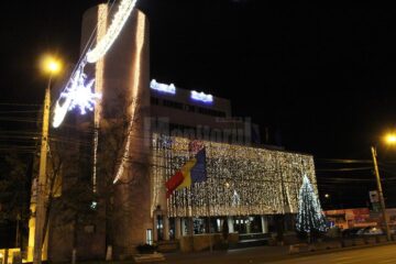 Ornamentele de sărbători, montate pe timp de noapte, în municipiul Suceava