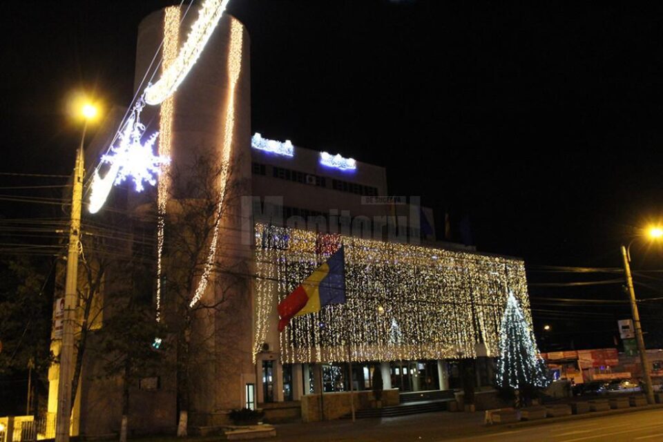 Ornamentele de sărbători, montate pe timp de noapte, în municipiul Suceava