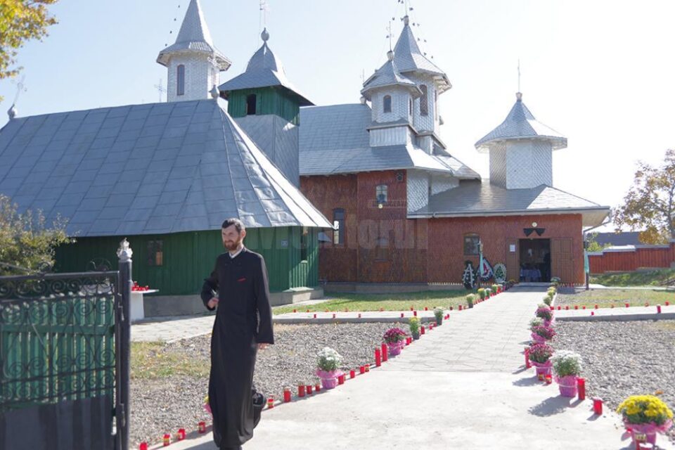 Lumânări, flori și multe lacrimi pentru preotul Petru Gavril si fetița sa de 6 ani