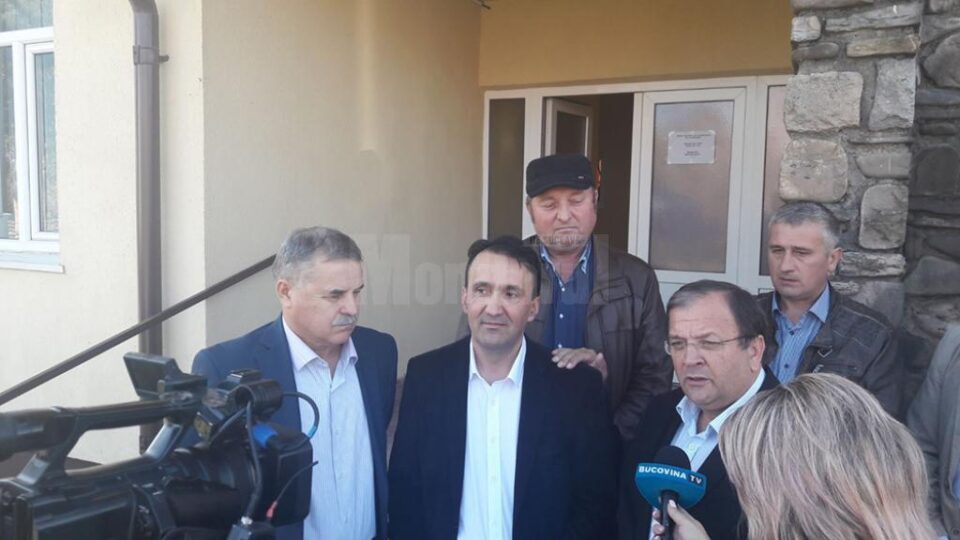 Adrian Ionel Brădățan (centru) va candida din partea PNL pentru Primăria Drăgoiești