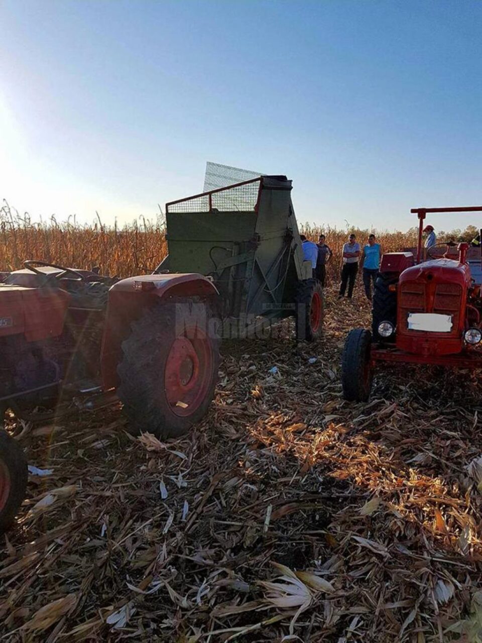 Echipajul a intervenit pe ogor, bărbatul fiind extras de echipajul de descarcerare și transportat la spital