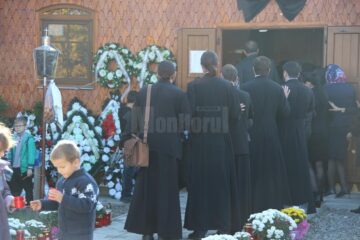 Părintele Petrică și îngerul Anisia, conduși pe ultimul drum, cu lacrimi sincere, de sute de oameni
