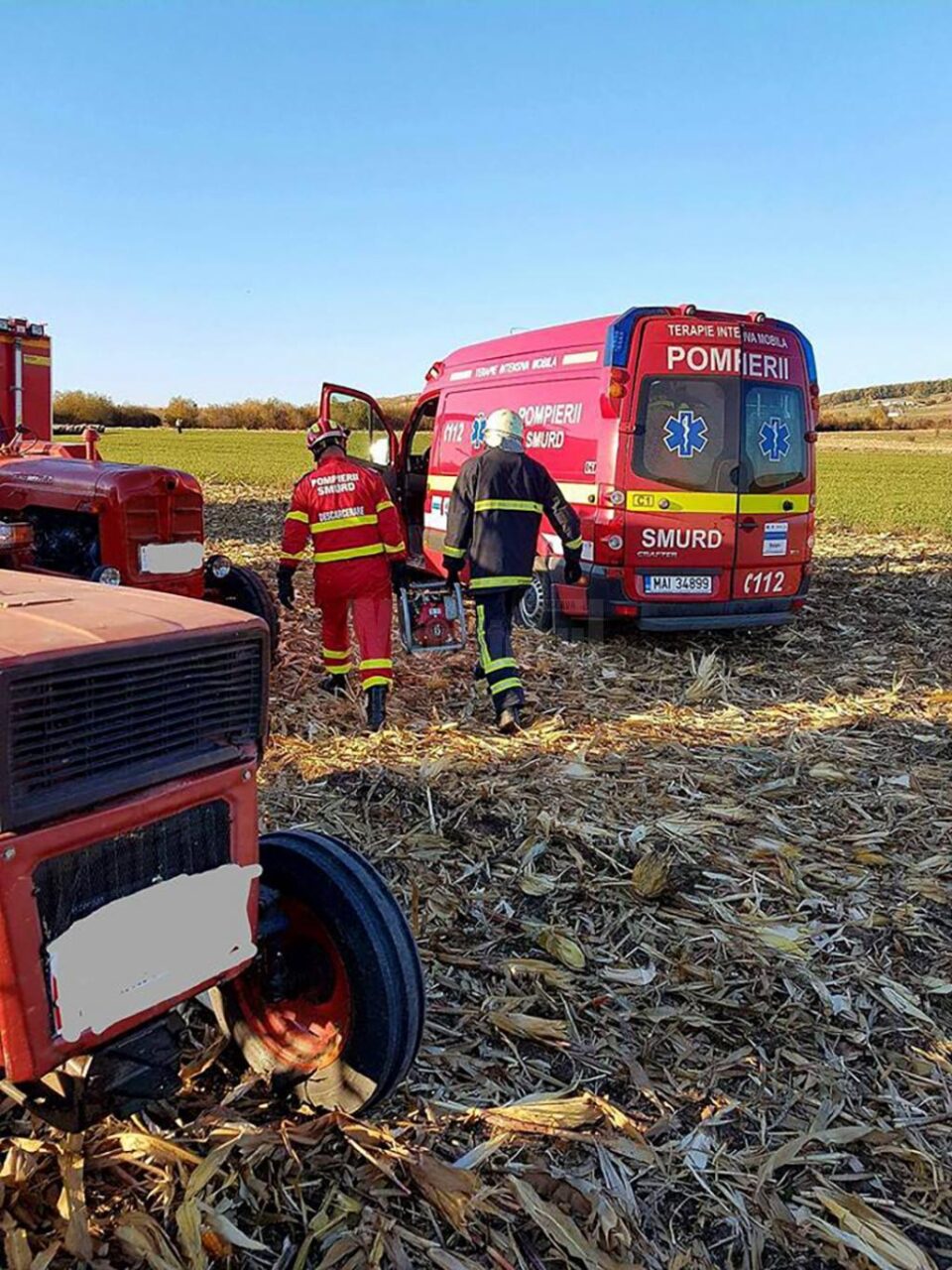 Echipajul a intervenit pe ogor, bărbatul fiind extras de echipajul de descarcerare și transportat la spital
