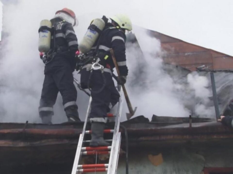 Bărbat salvat în ultima clipă dintr-un incendiu provocat de o țigară aprinsă