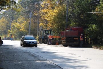 Adrian Popoiu este nemulțumit că pe DN 2 se înlocuiesc doar câteva dale de beton