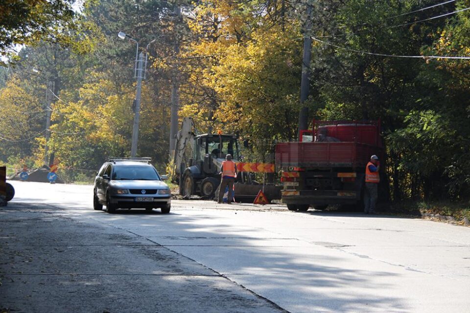 Adrian Popoiu este nemulțumit că pe DN 2 se înlocuiesc doar câteva dale de beton