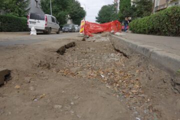 Străzile pe care s-a lucrat la termoficare au rămas neasfaltate, în lipsa banilor necesari