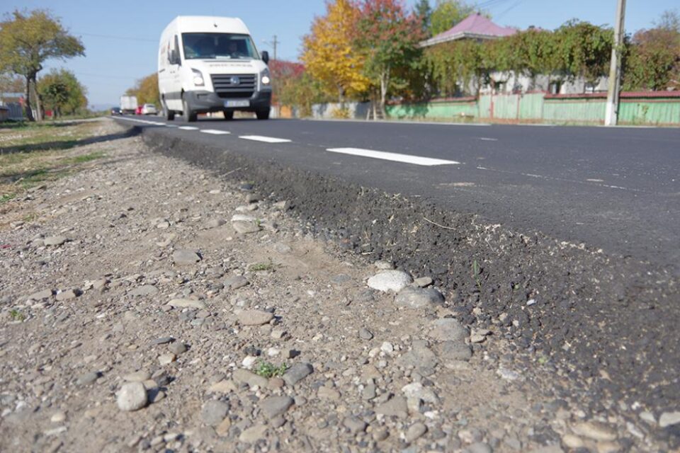 Pericol mare de accidente pe drumul Gura Humorului-Fălticeni, din cauza diferențelor de nivel