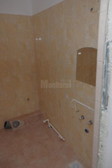 Recepție de cămin cultural ratată, după ce constructorul supărat a scos WC-urile și chiuvetele abia montate