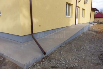 Rampa pentru persoane cu handicap este traversată de un burlan