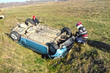Autoturismul s-a răsturnat mult în afara drumului