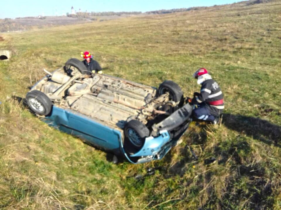 Autoturismul s-a răsturnat mult în afara drumului