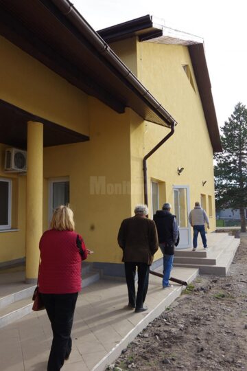 Recepție de cămin cultural ratată, după ce constructorul supărat a scos WC-urile și chiuvetele abia montate