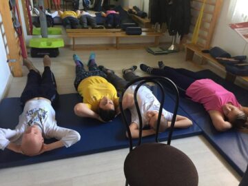 Mai mulți copii cu dizabilități din Gura Humorului beneficiază de kinetoterapie cu sprijinul Fundației Special Olimpycs