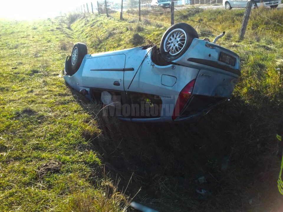 Autoturismul s-a rasturnat in afara partii carosabile Autoturismul s-a rasturnat in afara partii carosabile