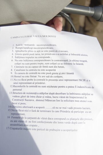 Recepție de cămin cultural ratată, după ce constructorul supărat a scos WC-urile și chiuvetele abia montate