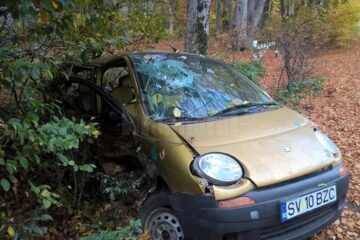 Mașina șoferului care a vrut să vireze la stânga, lovită violent în partea lateral dreapta
