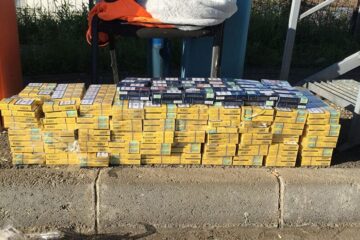 În portbagaj și pe bancheta din spate a fost descoperită o importanta cantitate de țigări