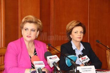 Ministrul Mediului, Grațiela Gavrilescu (stânga) vrea deschiderea cât mai urgentă a gropilor de deșeuri de la Moara și Pojorâta