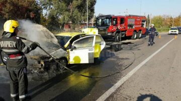 Un taxi a luat foc pe o stradă din Suceava