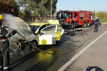 Un taxi a luat foc pe o stradă din Suceava