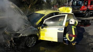 Un taxi a luat foc pe o stradă din Suceava