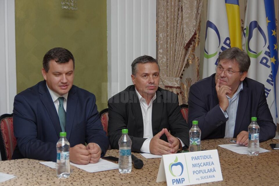 Eugen Tomac (stânga), Petru Movilă și Corneliu Popovici au fost prezenți la conferința de alegeri din PMP Suceava