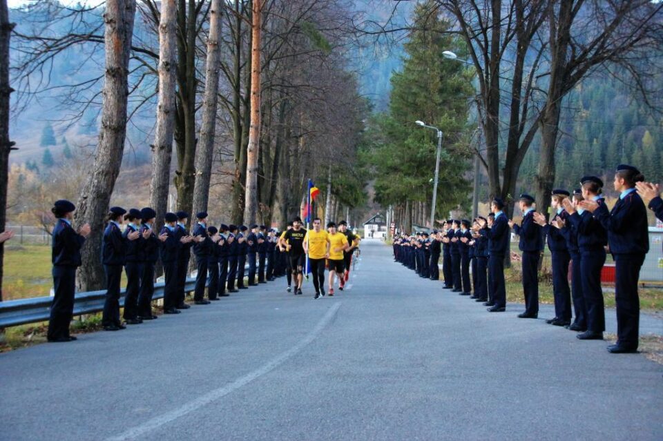 Ștafeta Veteranilor” care a pornit de la Iași și a trecut prin Piatra Neamț, a ajuns la Colegiul Militar Câmpulung Moldovenesc FOTO Laurențiu Sbiera