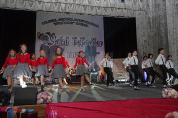 Colegiul „Spiru Haret” și-a ales cei mai frumoși boboci într-un spectacol de muzică, dans și umor de calitate