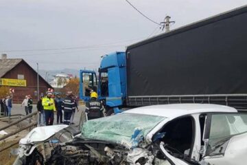 Accident între un tir și un autoturism, la Dealu Floreni