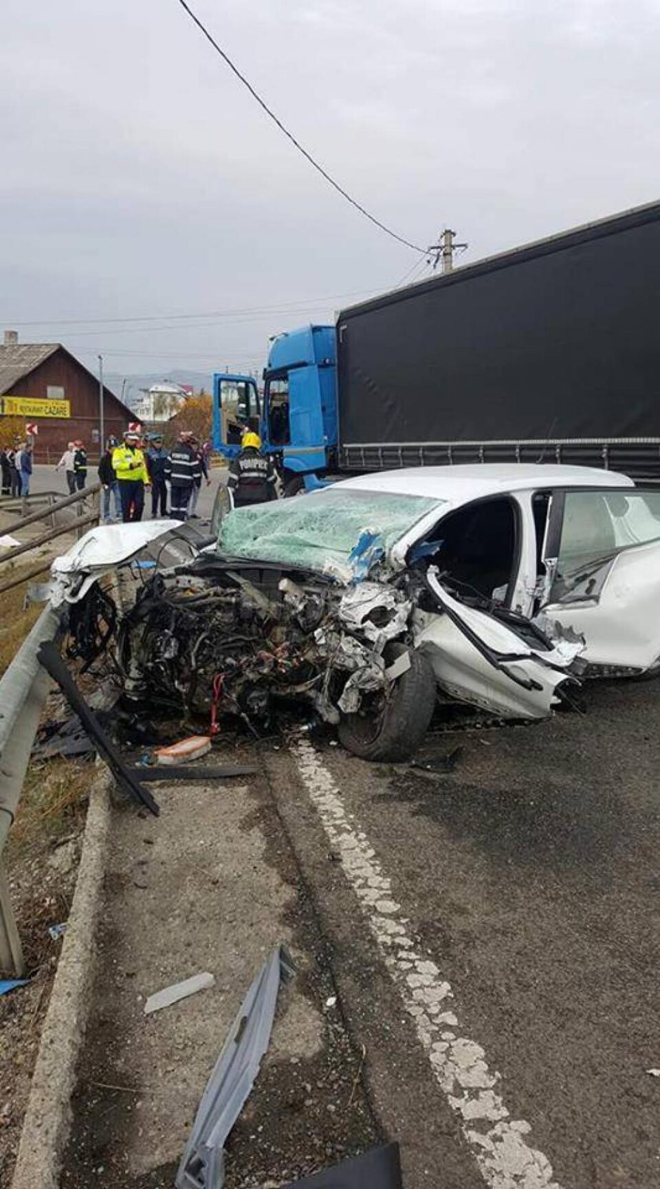 Accident între un tir și un autoturism, la Dealu Floreni