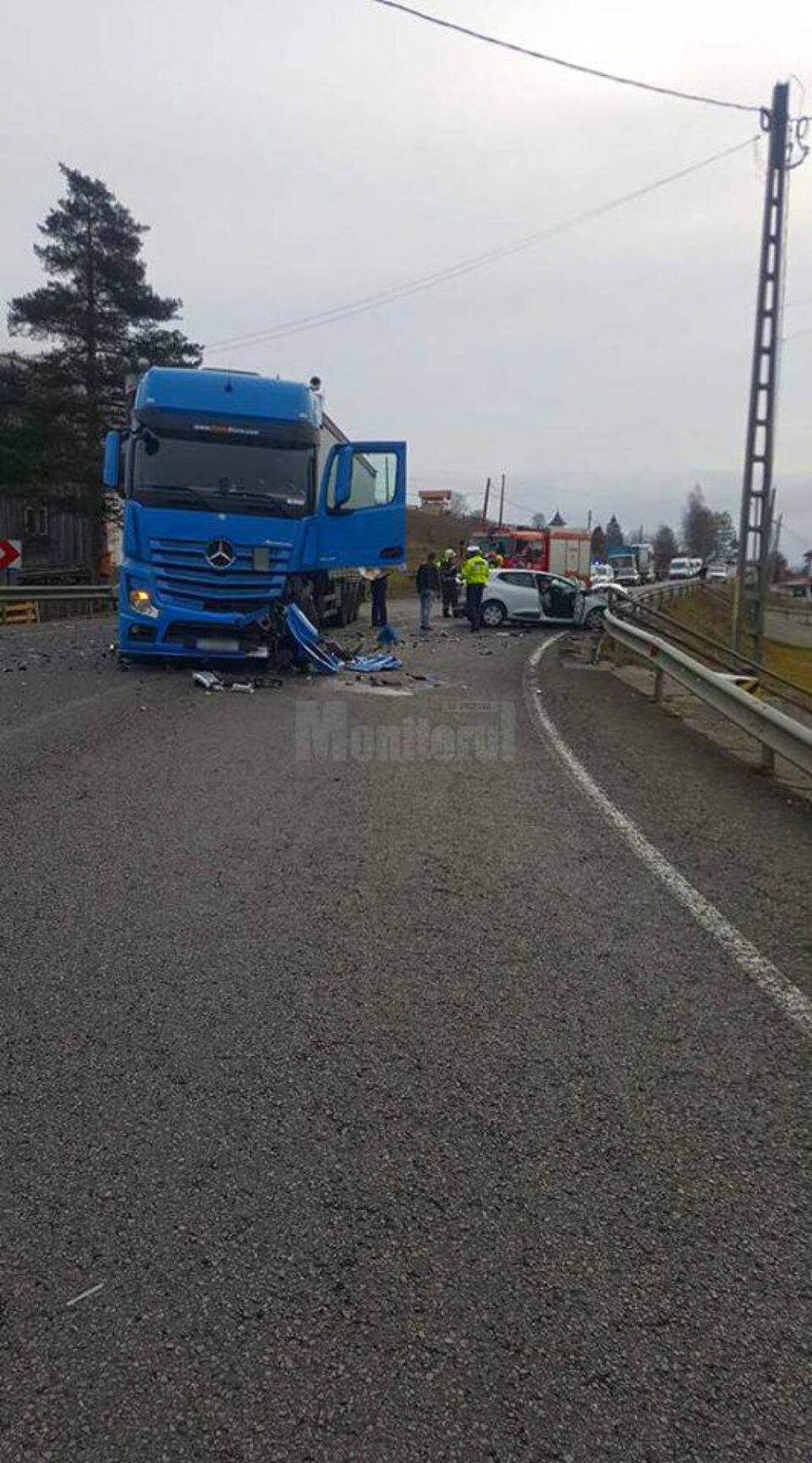 Accident între un tir și un autoturism, la Dealu Floreni