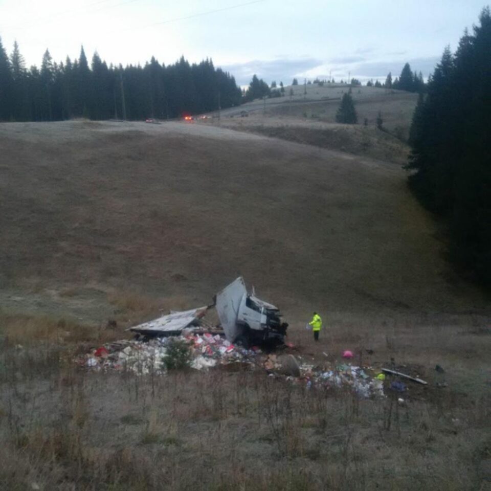 Tir răsturnat pe raza comunei Poiana Stampei. Șoferul a pierdut controlul într-o curbă periculoasă, într-o zonă cu diferență mare de nivel. Camionul a fost distrus în totalitate, iar marfa s-a împrăștiat pe zeci de metri