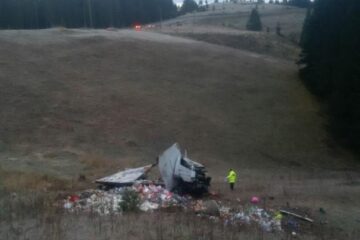 Tir răsturnat pe raza comunei Poiana Stampei. Șoferul a pierdut controlul într-o curbă periculoasă, într-o zonă cu diferență mare de nivel. Camionul a fost distrus în totalitate, iar marfa s-a împrăștiat pe zeci de metri