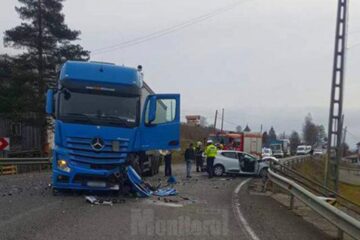 Accidentul s-a petrecut într-o curbă periculoasă, unde șoferul autoturismului a pierdut controlul volanului