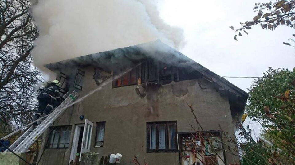 Incendiu la o casă din comuna Șaru Dornei