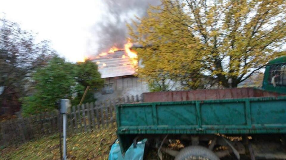 Incendiu la o casă din comuna Șaru Dornei