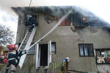 Incendiu la o casă din comuna Șaru Dornei