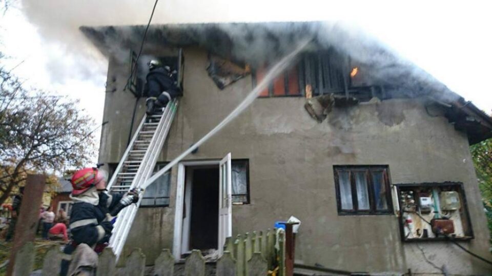 Incendiu la o casă din comuna Șaru Dornei