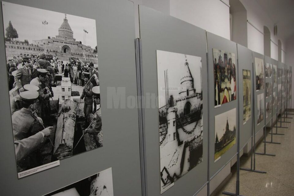 Expoziția cuprinde imagini care surprind manifestările solemne organizate în 1923 pentru desemnarea Mormântului eroului necunoscut Expoziția cuprinde imagini care surprind manifestările solemne organizate în 1923 pentru desemnarea Mormântului eroului necunoscut