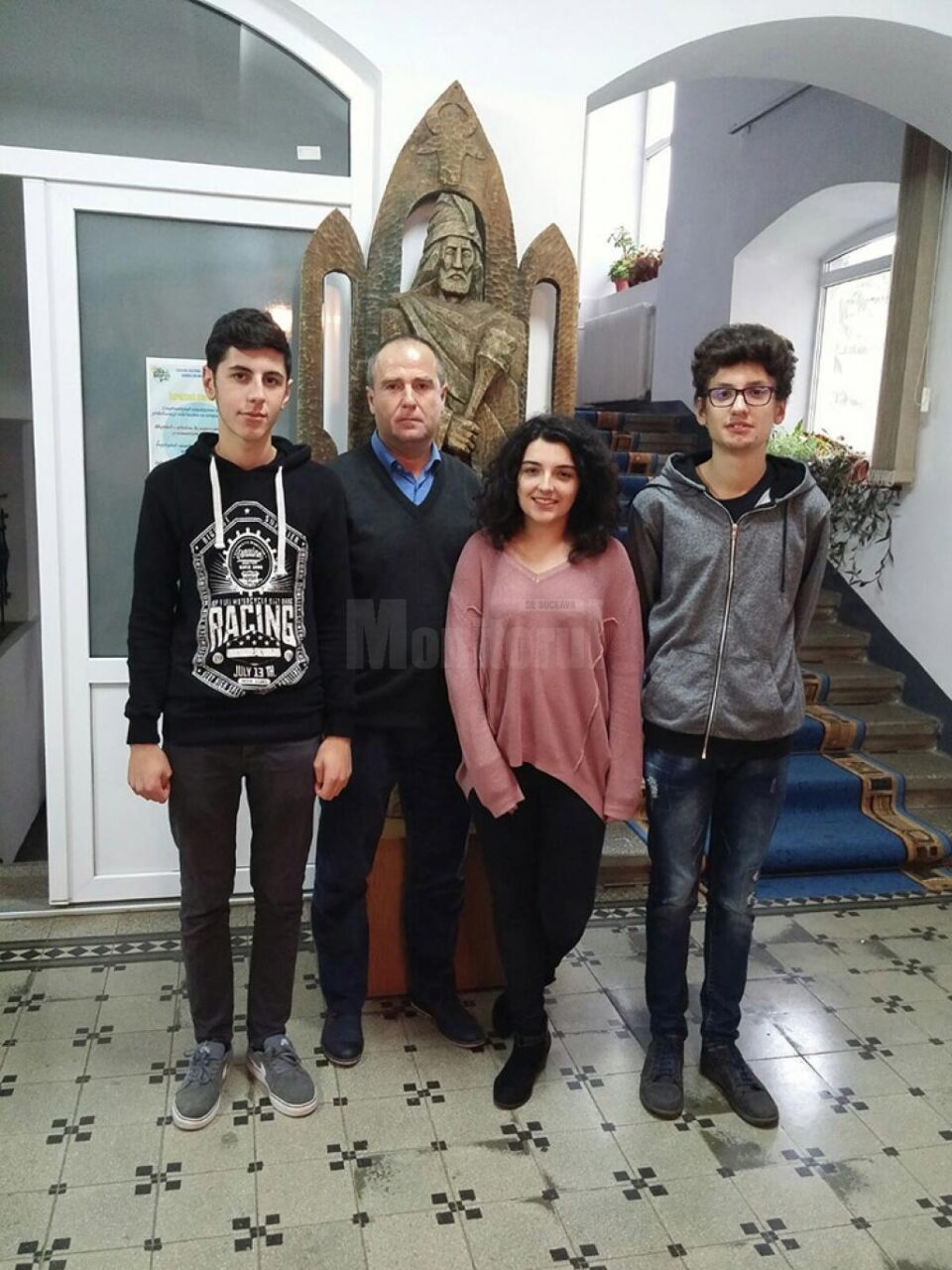Echipa AstroRovers trebuie să construiască un robot de mici dimensiuni care să simuleze o explorare planetară Echipa AstroRovers trebuie să construiască un robot de mici dimensiuni care să simuleze o explorare planetară