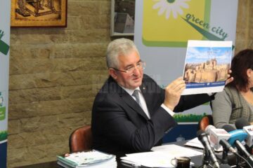 Primarul Sucevei a prezentat mesajul care va fi pe totemurile publicitare