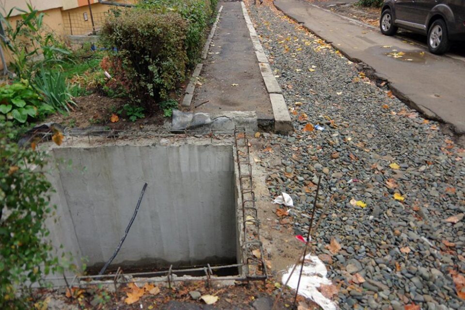Trotuar care se oprește într-o groapă imensă, nesemnalizată și nesecurizată