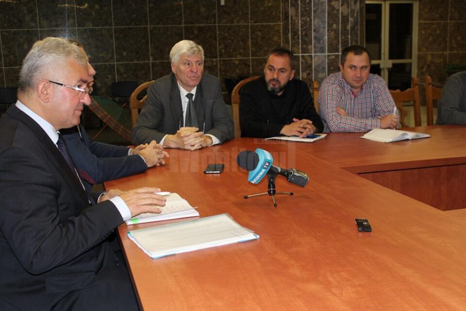Primarul Ion Lungu s-a aratat nemulțumit de faptul că firma Elco nu a mai adus transformatoarele promise și nici mai vine la comandamente