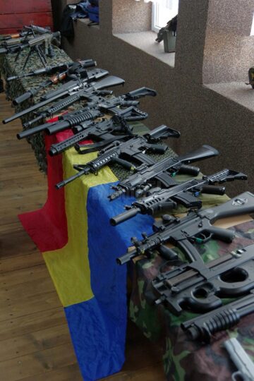 Expoziție inedită de arme și dotări militare, la școlile din Mitocu Dragomirnei și Poiana, Zvoriștea