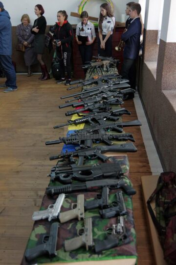 Expoziție inedită de arme și dotări militare, la școlile din Mitocu Dragomirnei și Poiana, Zvoriștea