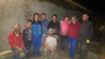 Nicoleta Bogoș împreună cu alți voluntari câmpulungeni